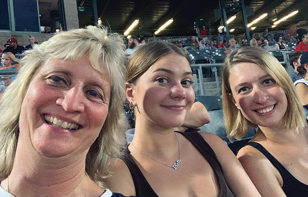 Erika, a la derecha, con su mamá y su hermana.