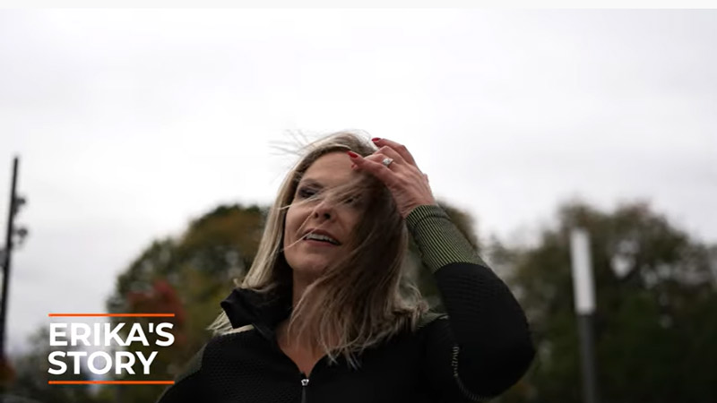 Erika se quita el pelo de los ojos mientras se prepara para correr