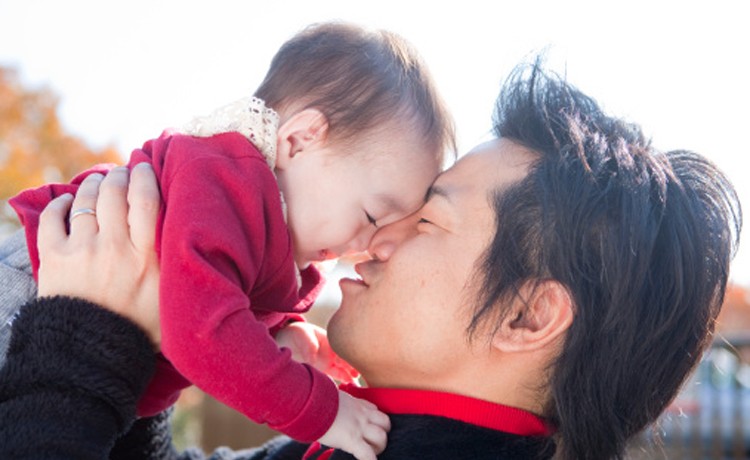 dad and baby touch foreheads