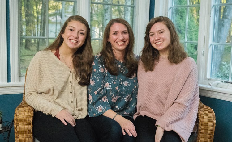 MIGS gynecology patient with her daughters